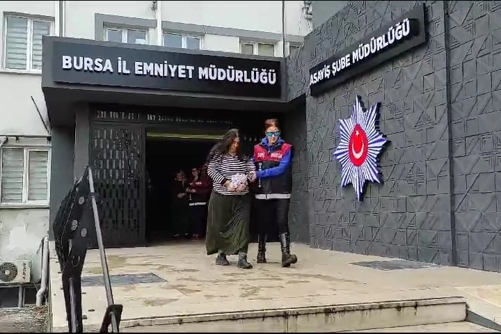 3 kadın yankesici, otobüse binen kadının cüzdanını böyle çaldı, kıskıvrak yakalandı