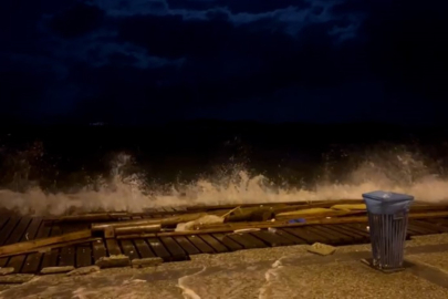 Foça’da fırtına iskeleyi yıktı
