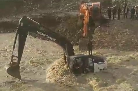 Azgın sel sularında can pazarı...Mahsur kalan kepçe operatörü böyle kurtarıldı