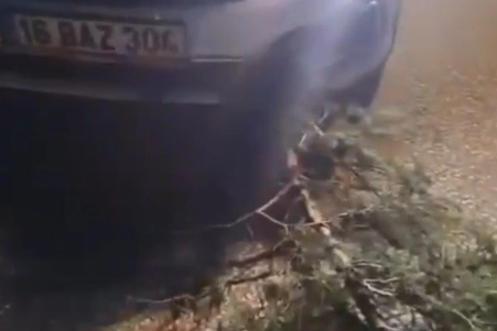 Bursa’da fırtına çatıları, tabelaları uçurdu