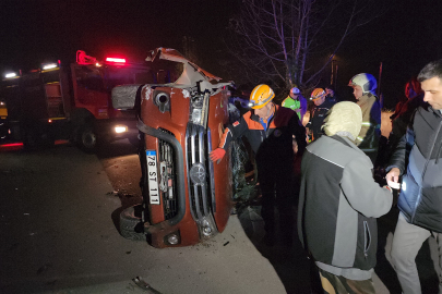 Yan yatan araçta sürücü sıkıştı, ekipler zamanla yarıştı
