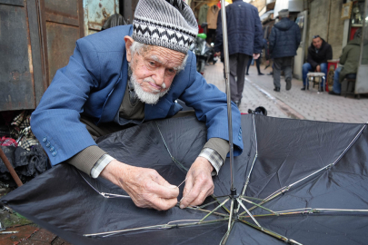 94 yaşındaki  tamircinin başında kuyruk oluyorlar