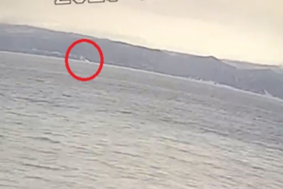 Deprem anında ilginç görüntü! Denizin ortasından beyaz duman kamerada