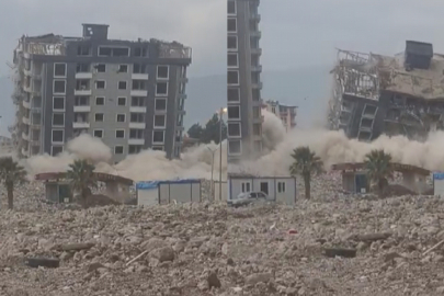 Dinamitle patlatılan 10 katlı bina, kağıt gibi yerle bir oldu