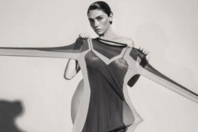 Hazar Ergüçlü'den 'çıplak' poz! Bir bakan bir daha baktı