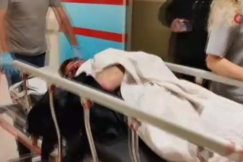 Kaldırım taşıyla darp edildi, başka suçtan tutuklandı