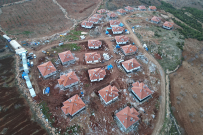 Depremzedeler için yapılan köy evlerinin inşası sürüyor