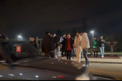 Bursa’da gençler yılbaşına şarkılar eşliğinde girdi