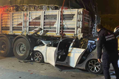 Feci kazada otomobil park halindeki tırın altına girdi: 2 yaralı