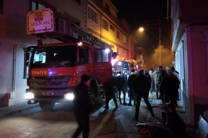 Yangında mahsur kalan genci itfaiye ekipleri kurtardı