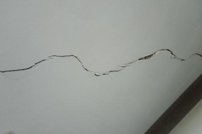 Yüksekova’da depremde bazı köylerde evlerin duvarında çatlaklar oluştu