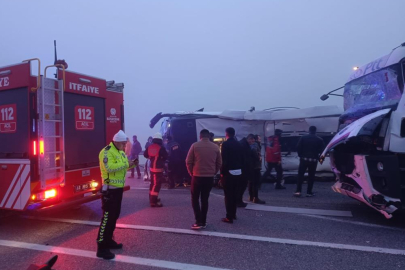 MALATYA-KAYSERİ KARAYOLUNDA YOLCU OTOBÜSÜ İLE KAMYON ÇARPIŞTI: 4 ÖLÜ, 29 YARALI