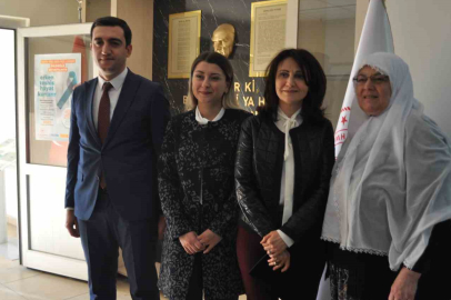 Valinin eşi ilçe ilçe gezerek kadınları kanser konusunda bilinçlendiriyor