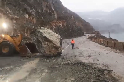 Dev kaya karayoluna düştü, felaket ucuz atlatıldı