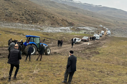 İstanbul’dan cenaze getiren otobüs çamurlu yola saplandı