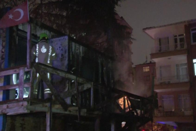 Kadıköy’de inşaat işçilerinin kaldığı konteyner yanarak küle döndü