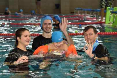 Üniversite öğrencilerinden engellilere yüzme kursu