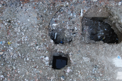 Enkazı kaldırılan binanın temelinde obruk oluştu