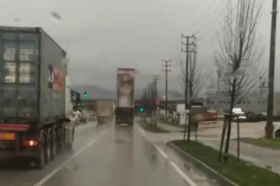 Bursa’da kamyon damperi açık şekilde seyretti, direği devirince durdu