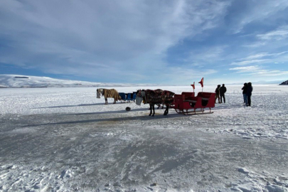 Çıldır Gölü’nde atlı kızak keyfi başlıyor