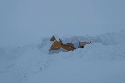 Kar kalınlığı 4 metreye ulaştı, kepçe kar içinde neredeyse kayboldu