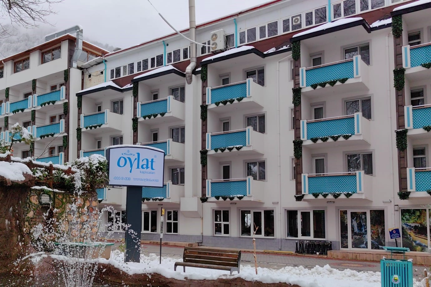 Beyaz örtüsüne kavuşan Oylat'ta yoğunluk başladı