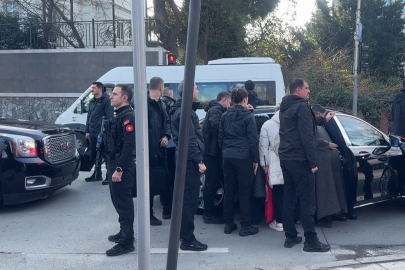 Cumhurbaşkanı Erdoğan, kendisini bekleyen vatandaşlarla sohbet etti