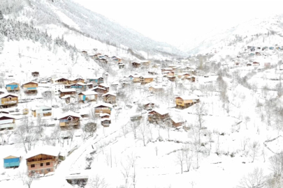 Kar nedeniyle yollar kapanınca market alışverişlerini dronla yaptı!