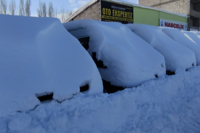 Çaldıran’da kar kalınlığı 47 santimetreyi buldu, araçlar kara gömüldü