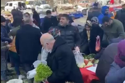 Pazar tezgahını satın aldı, vatandaşlara dağıttı