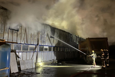 Sanayi sitesinde korkutan yangın: Üretim tesisi alev alev yandı