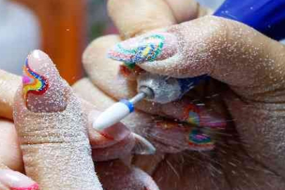 Uyarılara rağmen "kalıcı oje ve protez tırnak çılgınlığı"