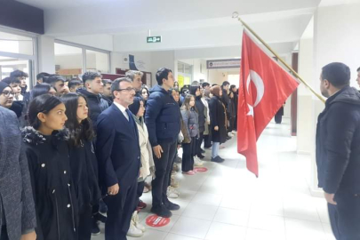 Öğrencilerden şehitlerimiz için saygı duruşu