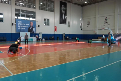 Göz bandı takıp sahaya çıktılar, görme engellilerle mücadele ettiler