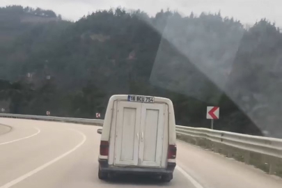 Hafif ticari otomobilinin bagaj kapağını plastik kapı yaptı