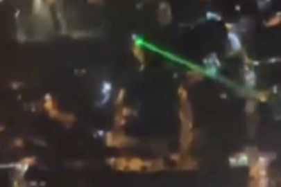 İzmir’de inişe hazırlanan uçağa lazer tuttular... O anlar kamerada