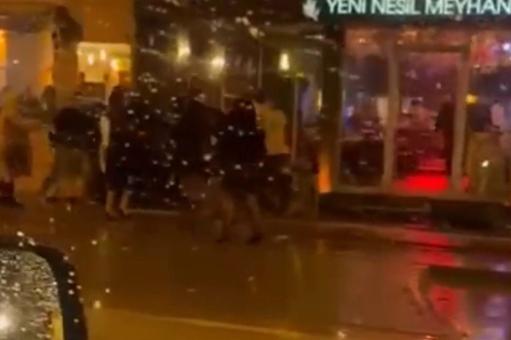 Bursa’da tekme ve yumrukların havada uçuştuğu kavgalar kamerada