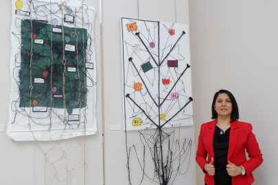 Depremin acısını iplik ve kumaşlara yansıttı