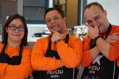 Bu kafede herkes mutlu