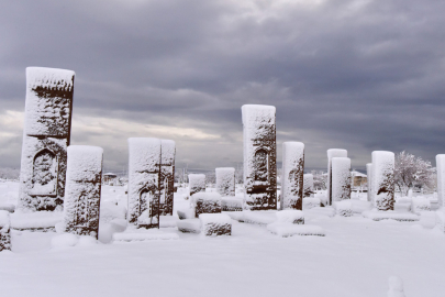 Karla bütünleşen tarihi mezar taşlarından kartpostallık görüntüler