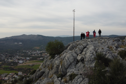 Şehidin adına sancağa bayrak diken genç ölünce, geleneği kardeşi devraldı