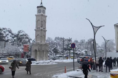 Tatvan’da kar yağışı ilçeyi beyaza bürüdü
