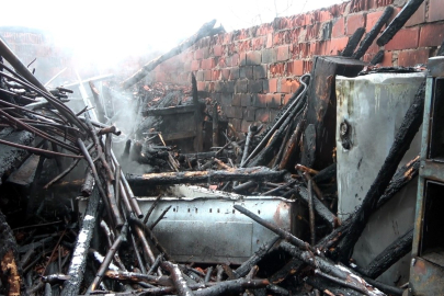 Evin kesilen elektriği 6 kişiyi alevlerin arasında kalmaktan kurtardı!