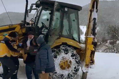 Kar nedeniyle evinin yolu kapalı olan hasta, iş makinesi ile ambulansa getirildi!