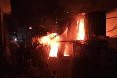 İmalathanede korkutan yangın...Alevler ahıra sıçramadan söndürüldü