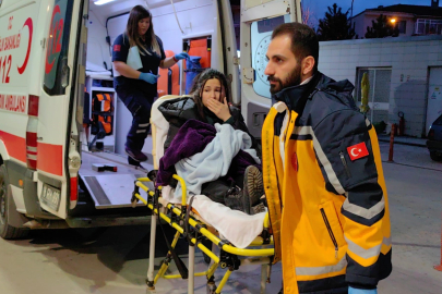 Sürücüsünün kontrolünden çıkan otomobil 2 yayaya çarptı; 1'i bebek 4 kişi yaralandı