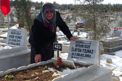 Depremde oğlunu, gelinini ve torunlarını kaybeden yaşlı kadın mezarlıktan ayrılamıyor