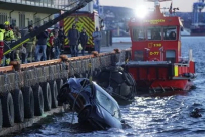 Otomobil ile denize düşen 2 kişi, yüzer sauna ile kurtarıldı!