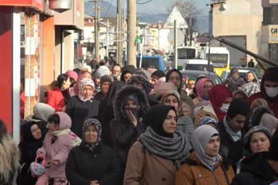 20 liraya paspas, 50 liraya tencere almak için saatlerce sıra beklediler