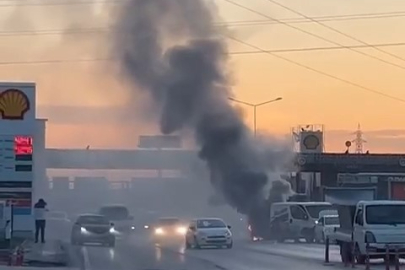 Bursa'da seyir halindeki otomobil alev alev yandı